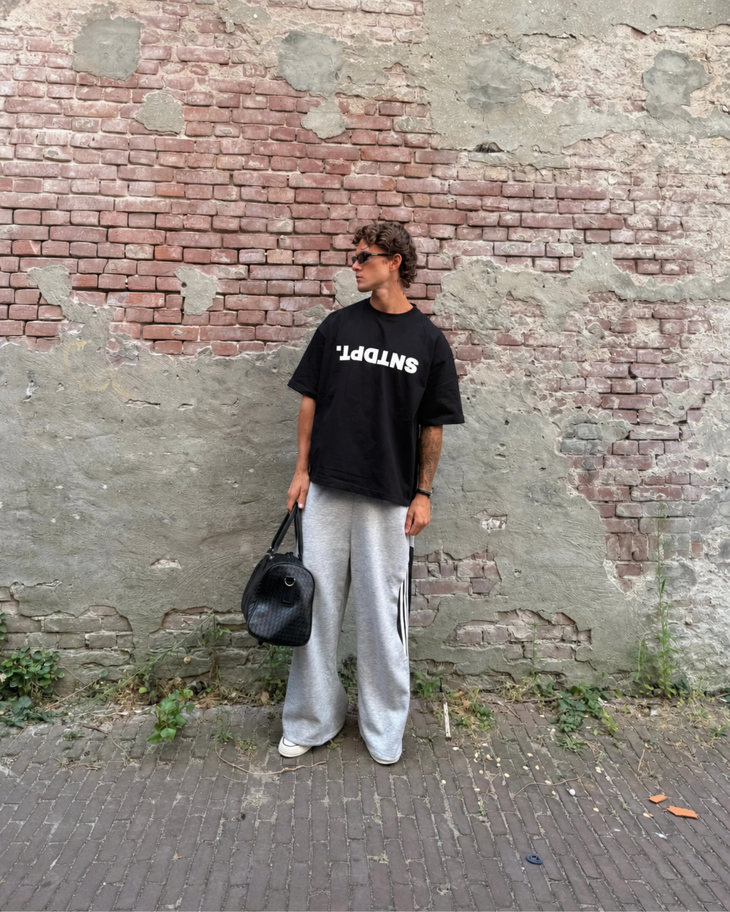 DECODED TEE - ZWART